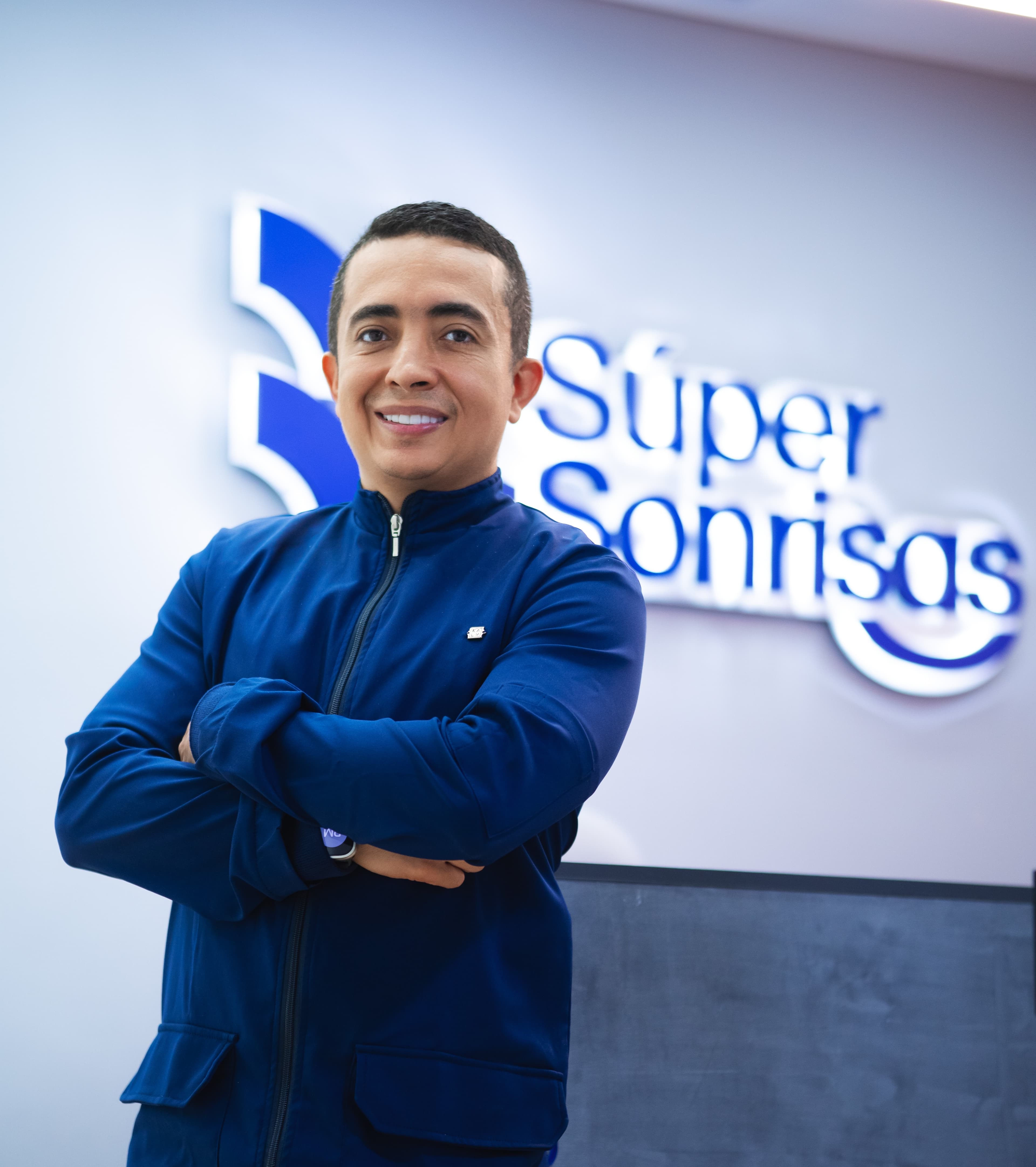 Especialistas KURBUO: Dr. Hilder Saldarriaga - Odontología