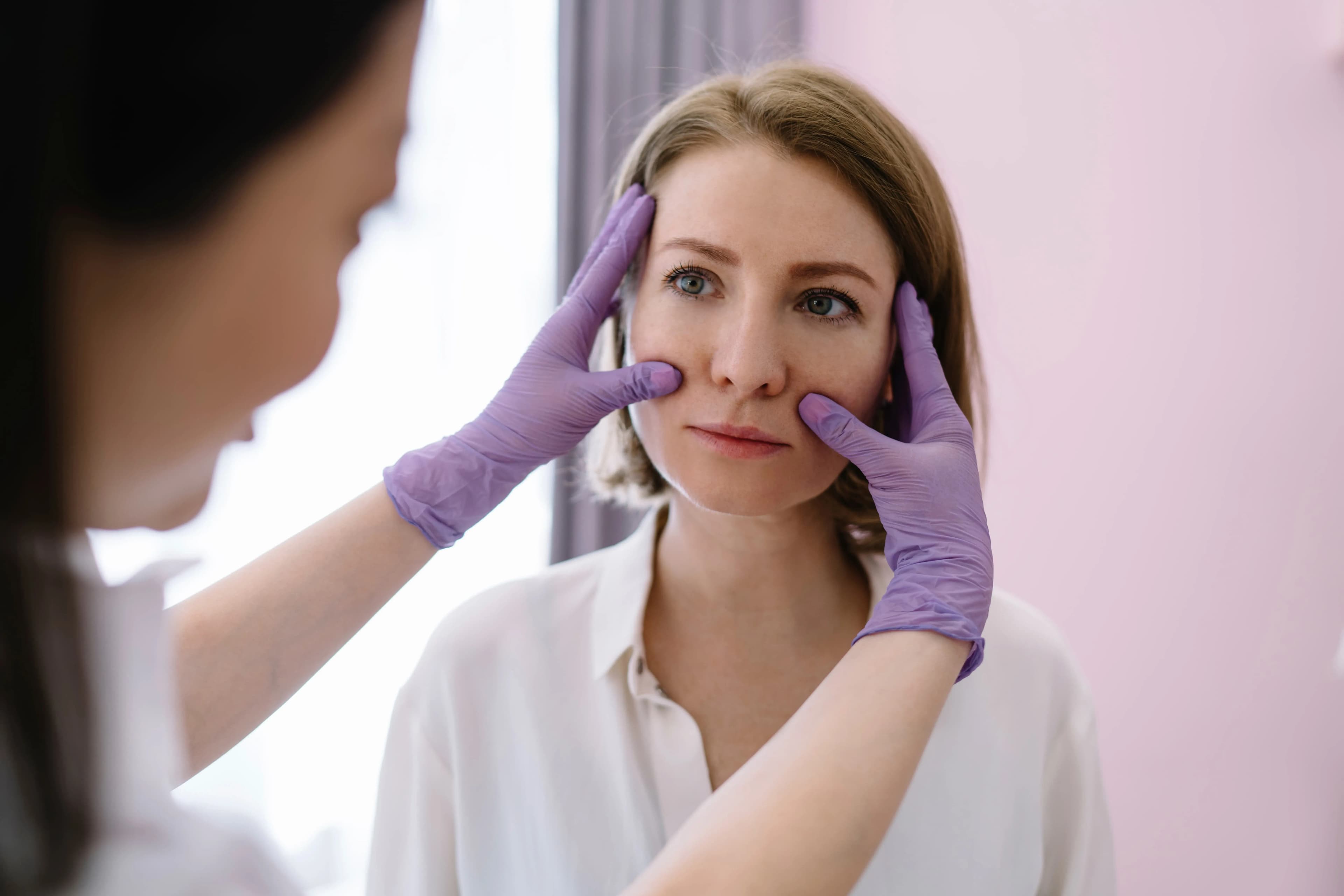 Doctora diagnosticando una rinoplastia