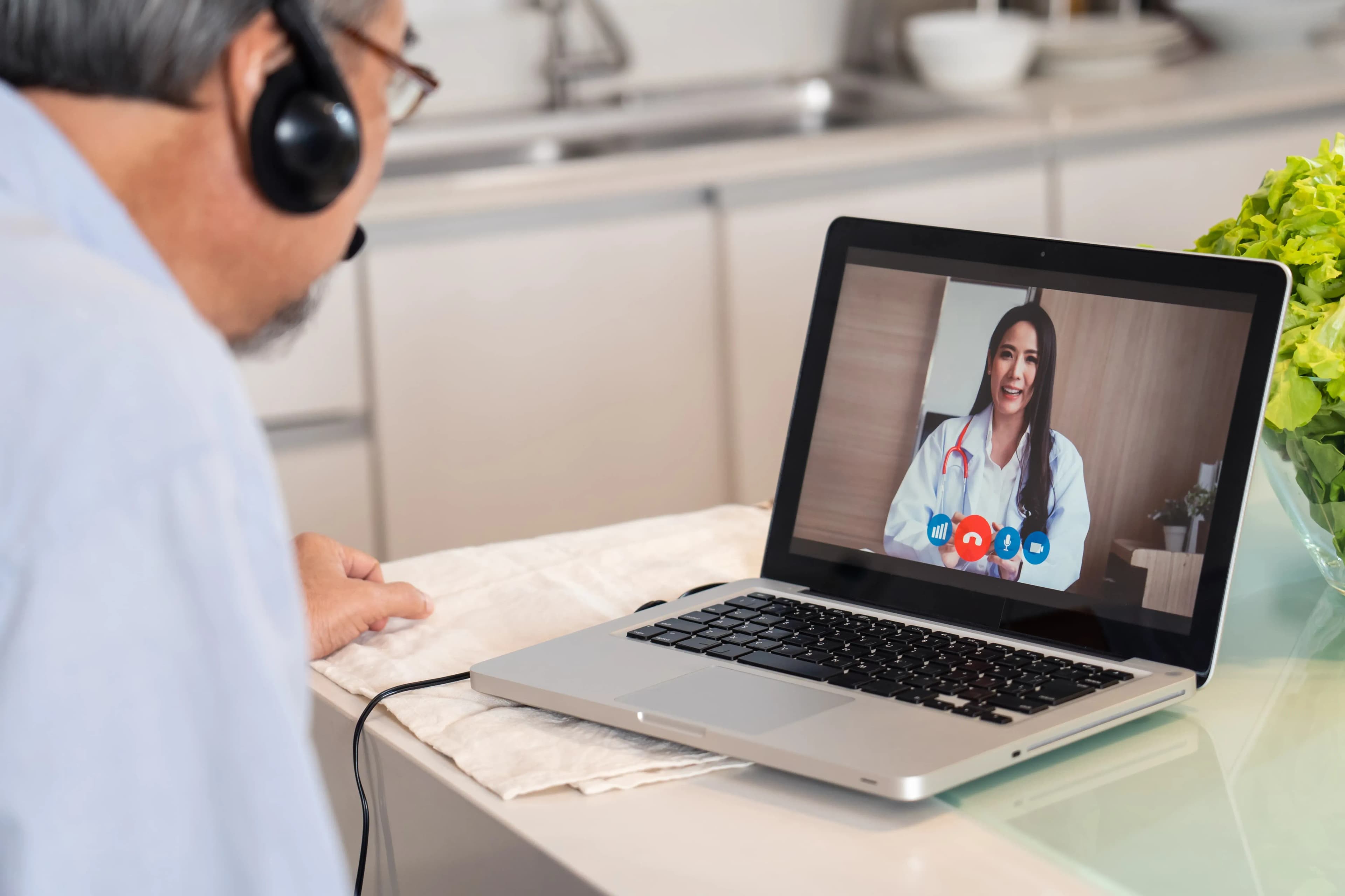 Doctor haciendo una tele orientación con un paciente